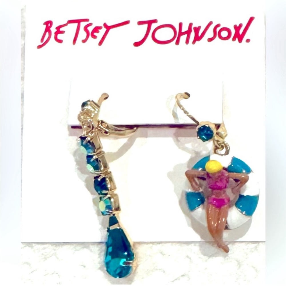 NWT ⚜️🌊⚜️BETSEY JOHNSON Faux Stone Mismatched Pool Party Dangle Earrings - Picture 1 of 3